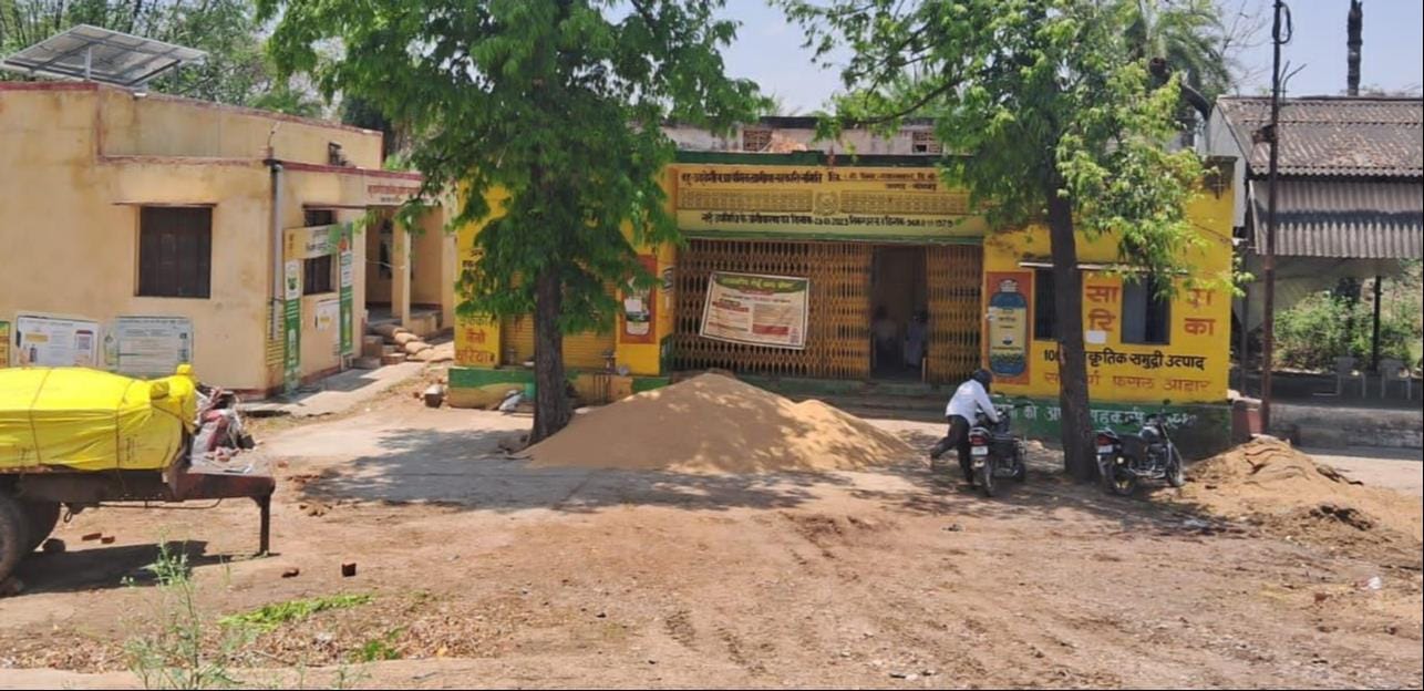 गया रतवल स्थित क्रय केंद्र पर गेहूं बेचने के लिए खड़े वाहन। गया रतवल स्थित क्रय केंद्र पर गेहूं बेचने के लिए खड़े वाहन।