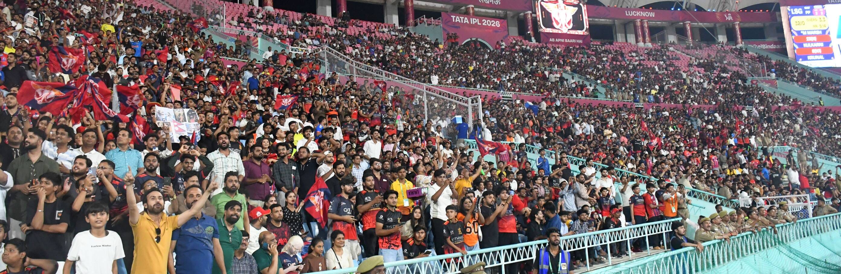 इकाना स्टेडियम में आरसीबी और एलएसजी का मैच देखने आए दर्शक।