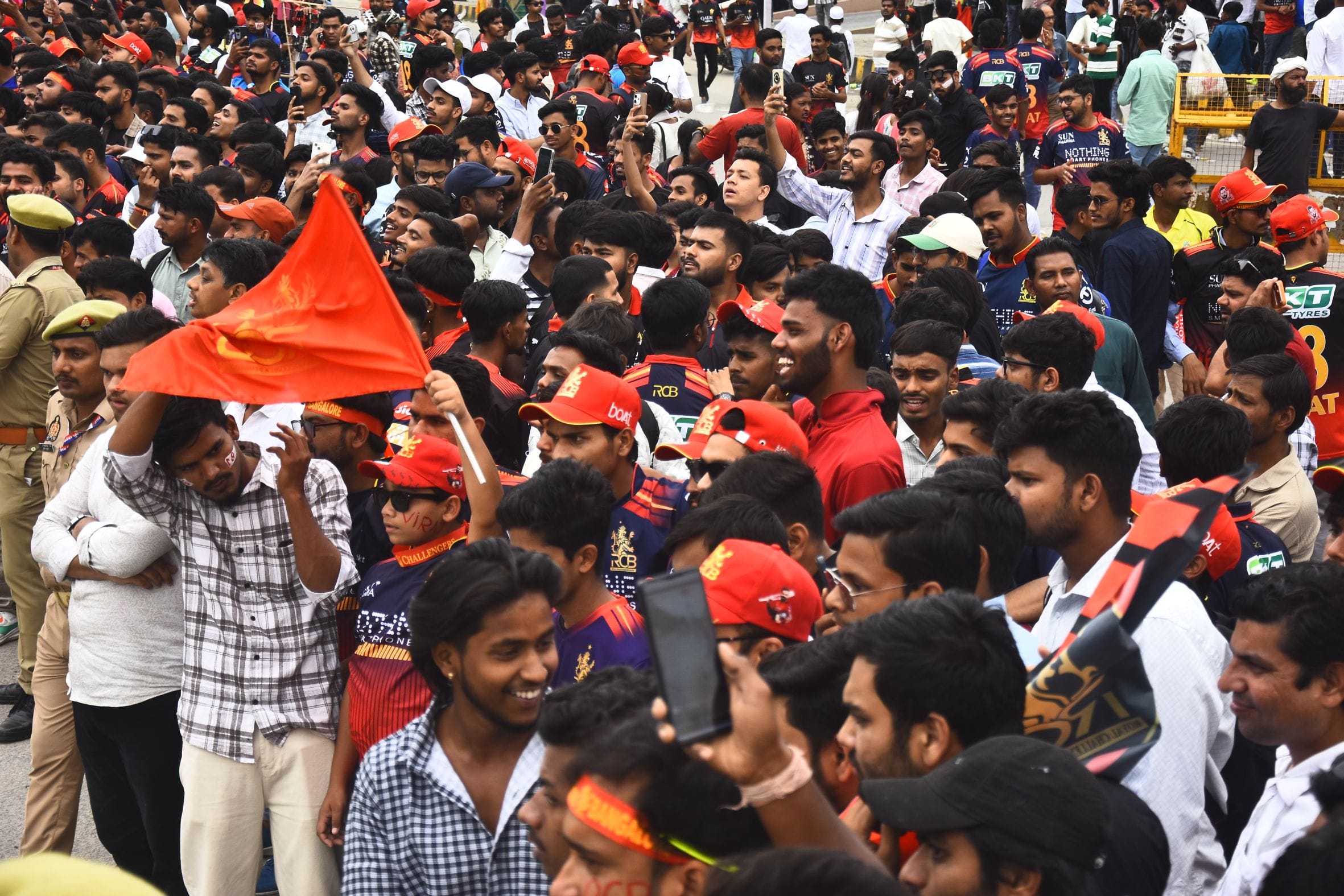 इकाना स्टेडियम में आरसीबी और एलएसजी का मैच देखने आए दर्शक।
