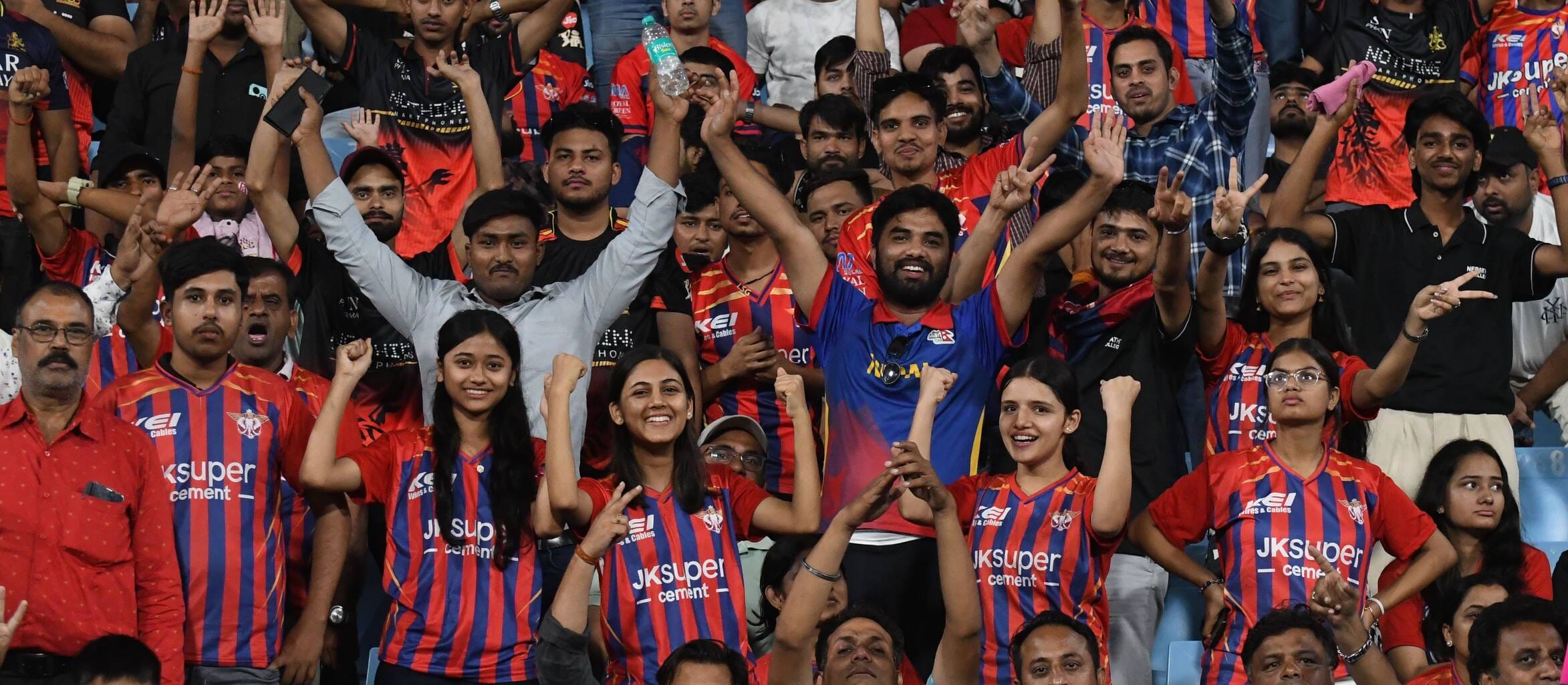 इकाना स्टेडियम में आरसीबी और एलएसजी का मैच देखने आए दर्शक।