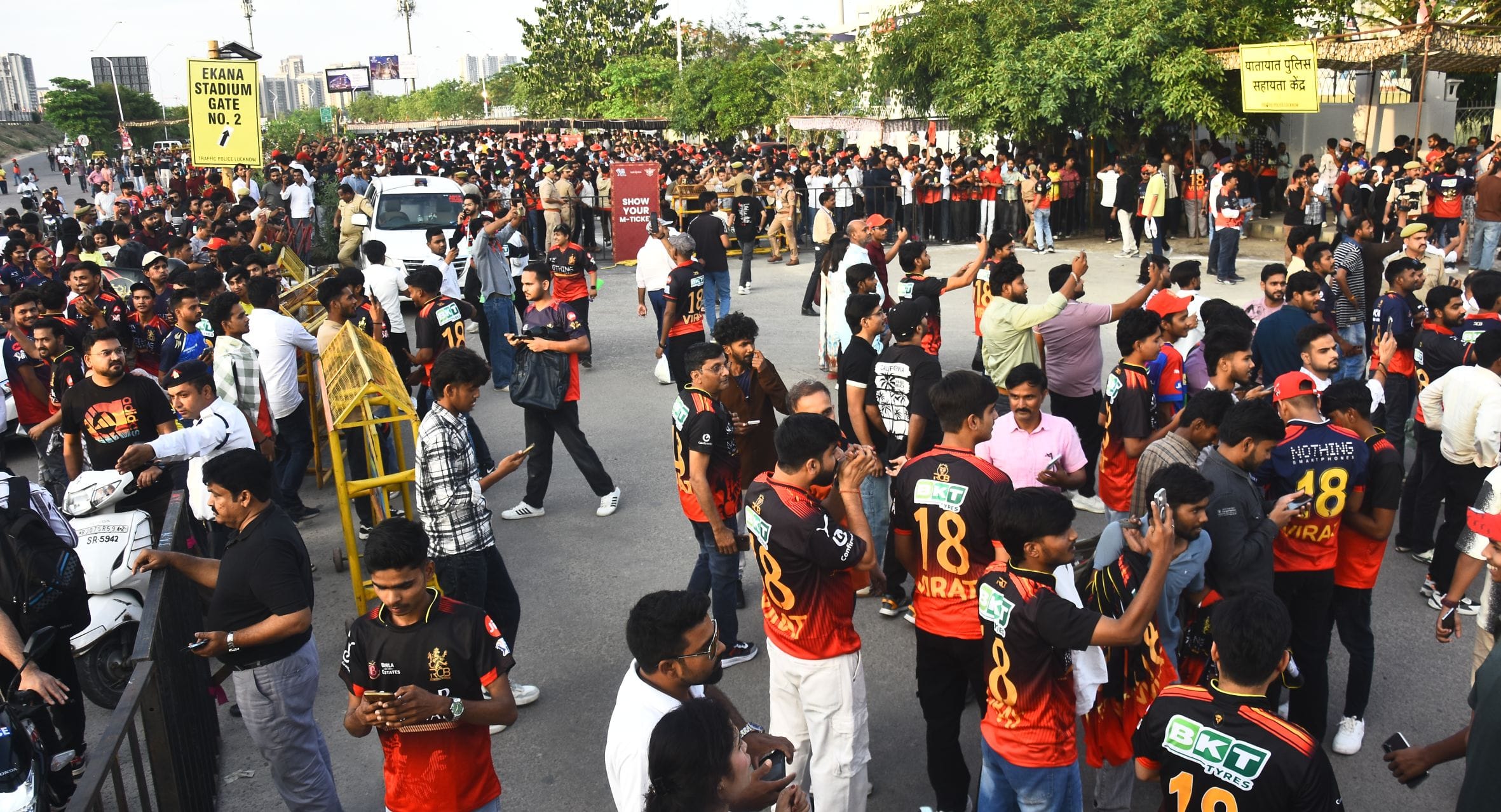 इकाना स्टेडियम में आरसीबी और एलएसजी का मैच देखने आए दर्शक।