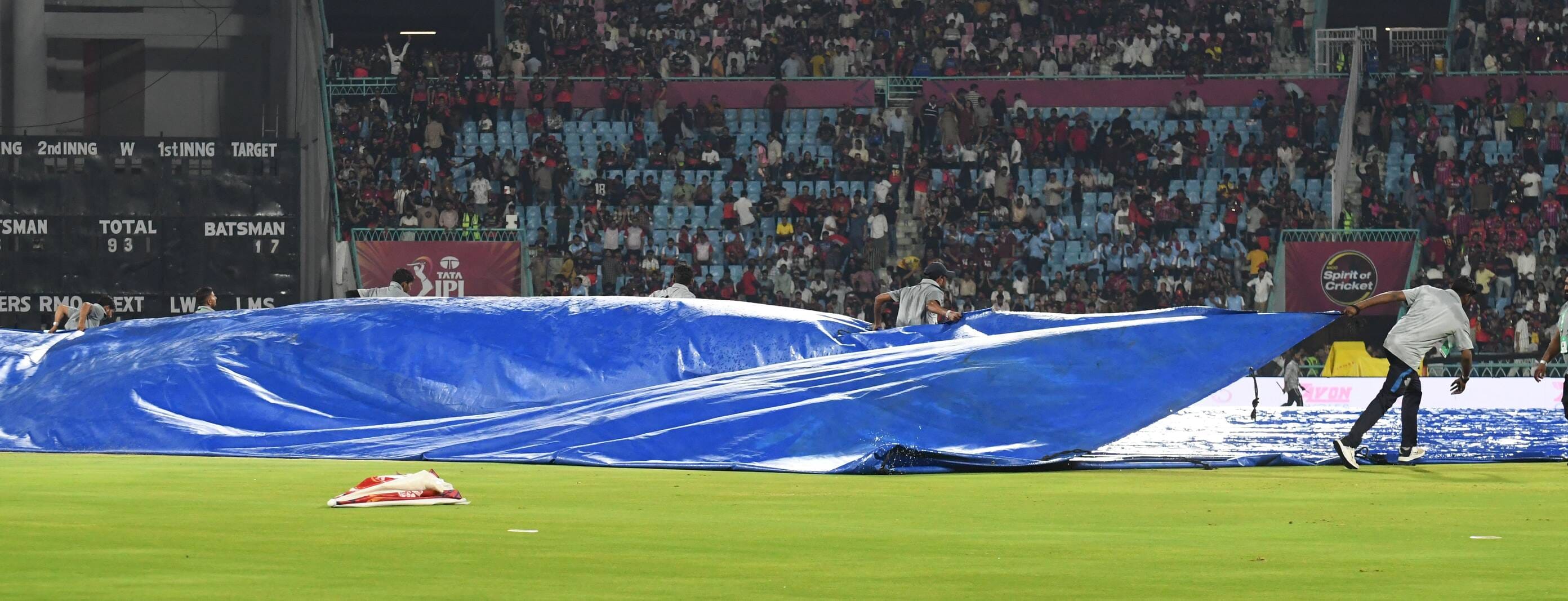 इकाना स्टेडियम में आरसीबी और एलएसजी का मैच देखने आए दर्शक।