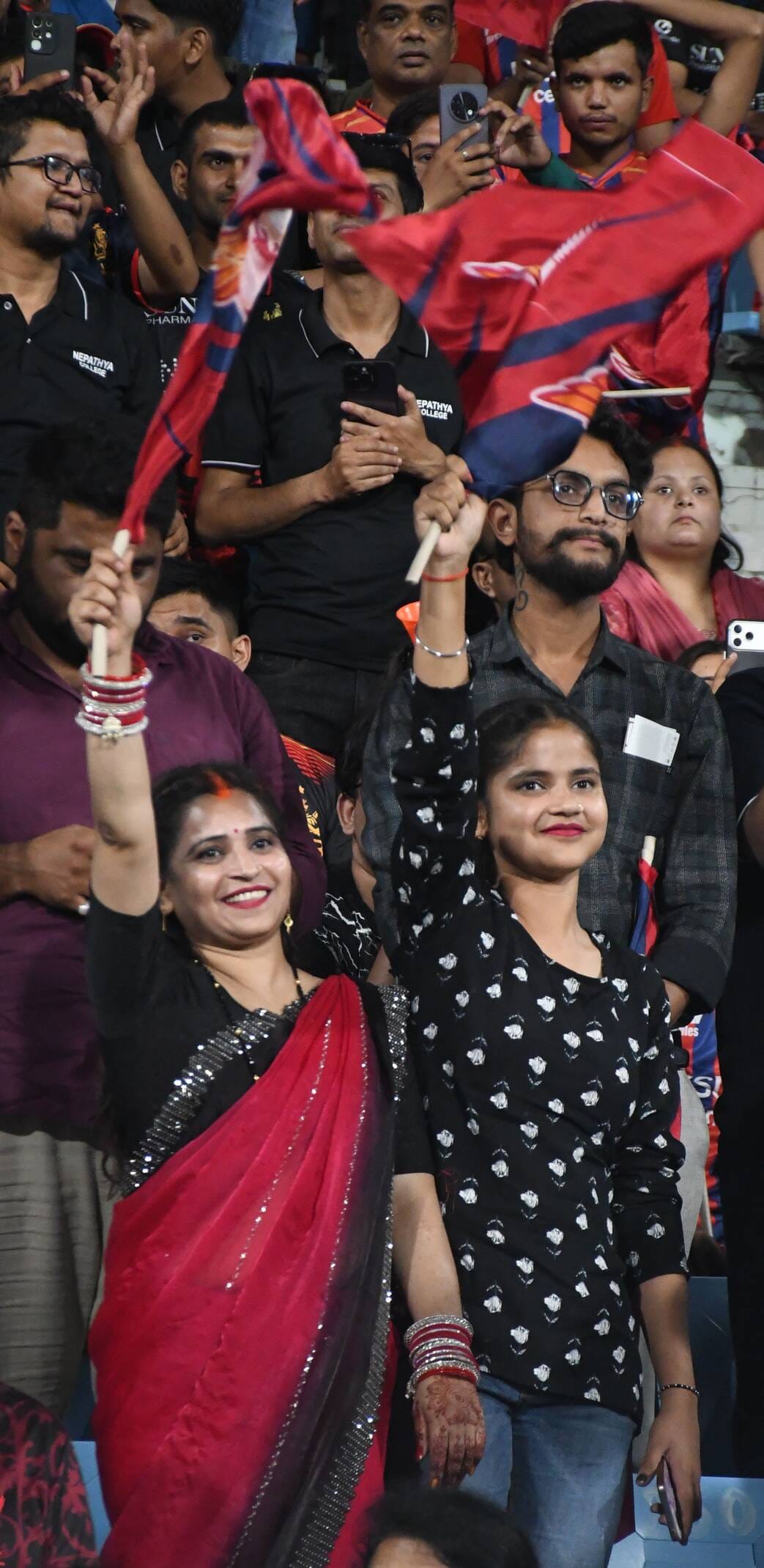 इकाना स्टेडियम में आरसीबी और एलएसजी का मैच देखने आए दर्शक।