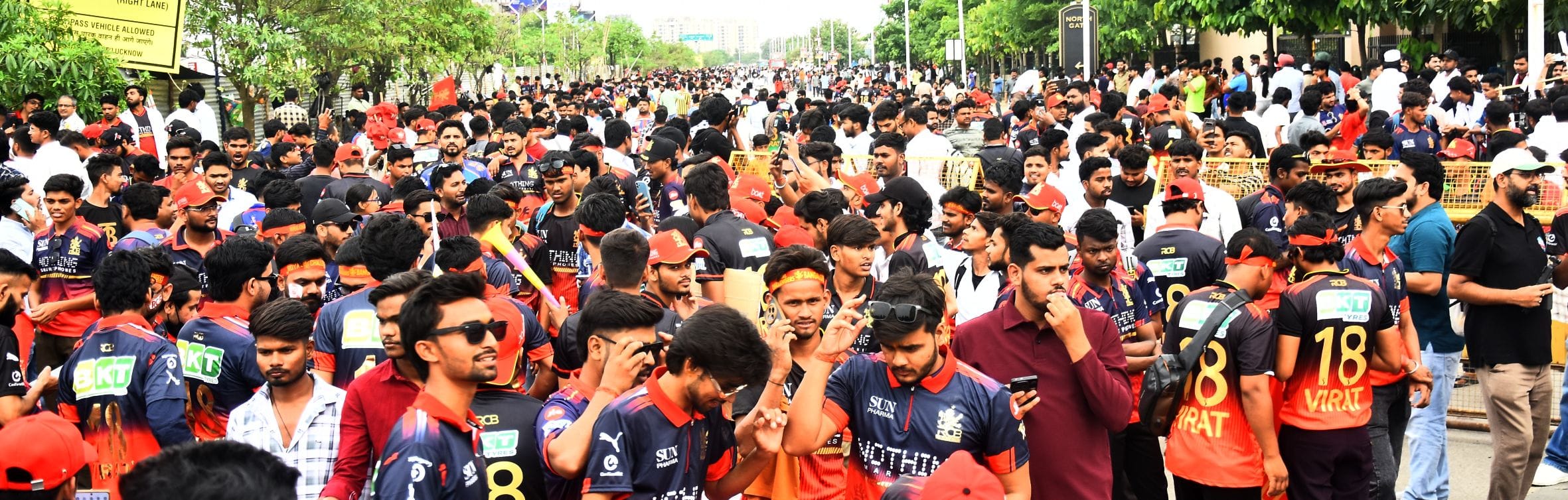 इकाना स्टेडियम में आरसीबी और एलएसजी का मैच देखने आए दर्शक।
