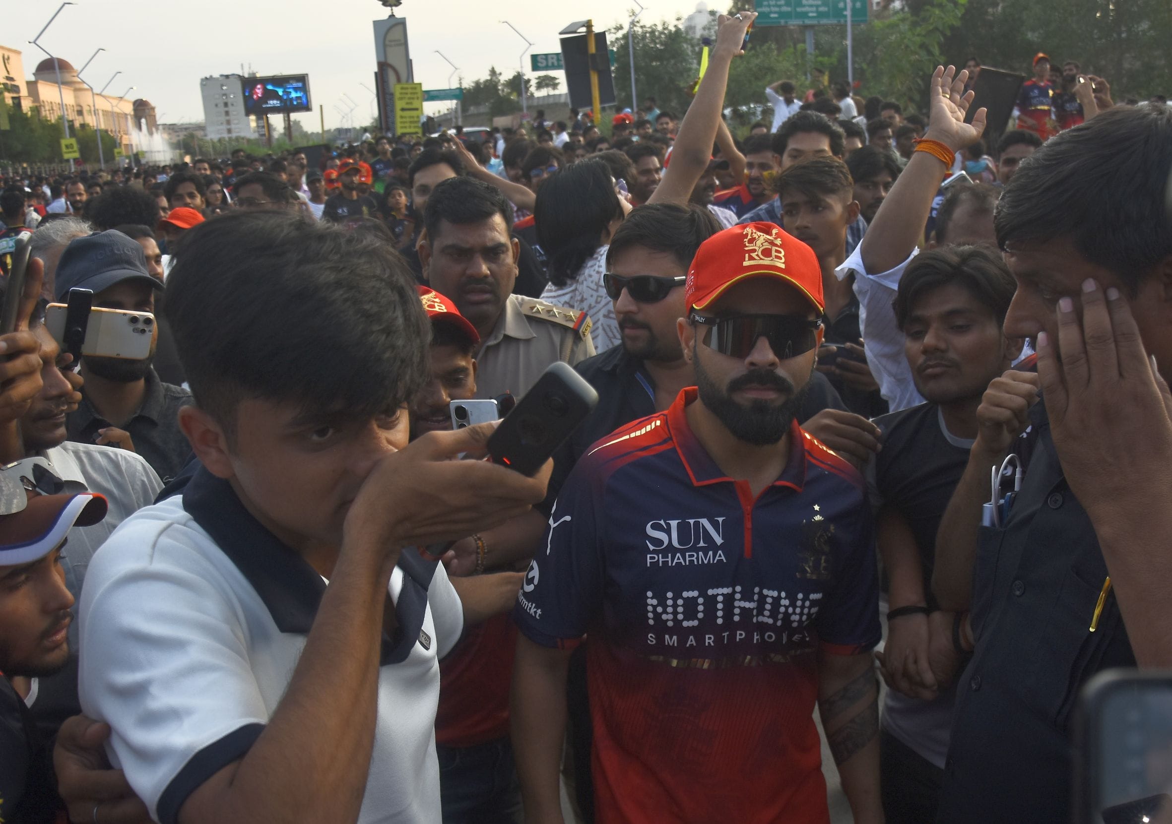 इकाना स्टेडियम में आरसीबी और एलएसजी का मैच देखने आए दर्शक।