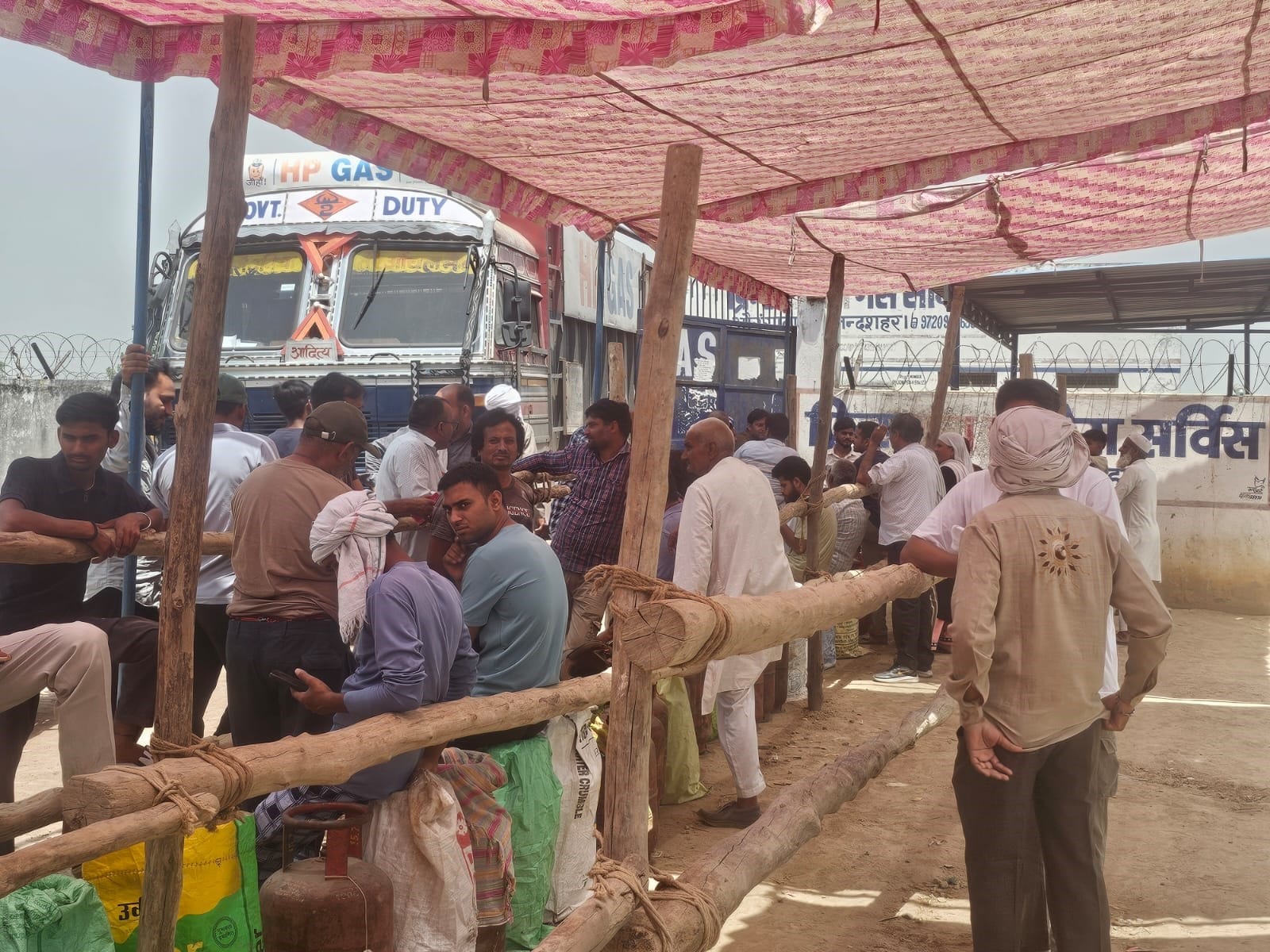जिला आपूर्ति कार्यालय के पास रेहड़ी पर चल रहा घरेलू गैस सिलिंडर। संवाद जिला आपूर्ति कार्यालय के पास रेहड़ी पर चल रहा घरेलू गैस सिलिंडर। संवाद