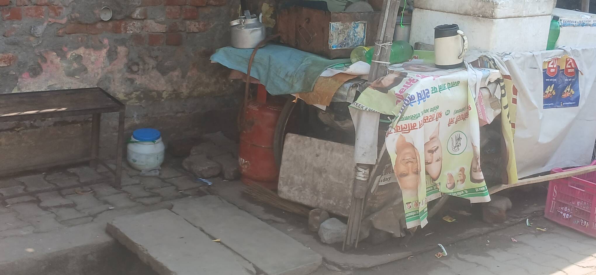 जिला आपूर्ति कार्यालय के पास रेहड़ी पर चल रहा घरेलू गैस सिलिंडर। संवाद जिला आपूर्ति कार्यालय के पास रेहड़ी पर चल रहा घरेलू गैस सिलिंडर। संवाद
