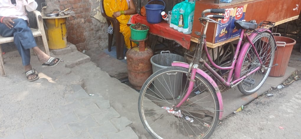 जिला आपूर्ति कार्यालय के पास रेहड़ी पर चल रहा घरेलू गैस सिलिंडर। संवाद जिला आपूर्ति कार्यालय के पास रेहड़ी पर चल रहा घरेलू गैस सिलिंडर। संवाद