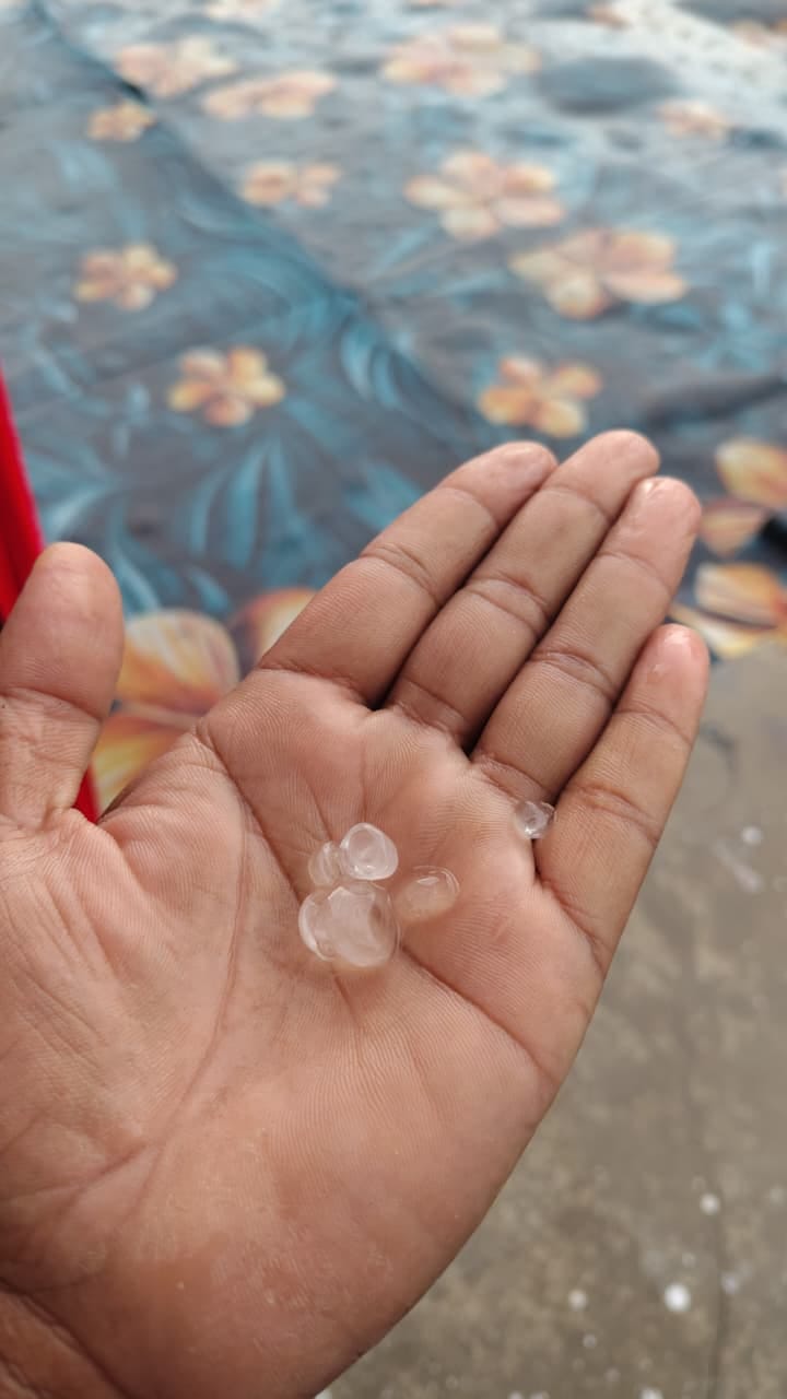 जिला अस्पताल में चिकित्सक चेंबर के बाहर इंतजार करते मरीज। संवाद