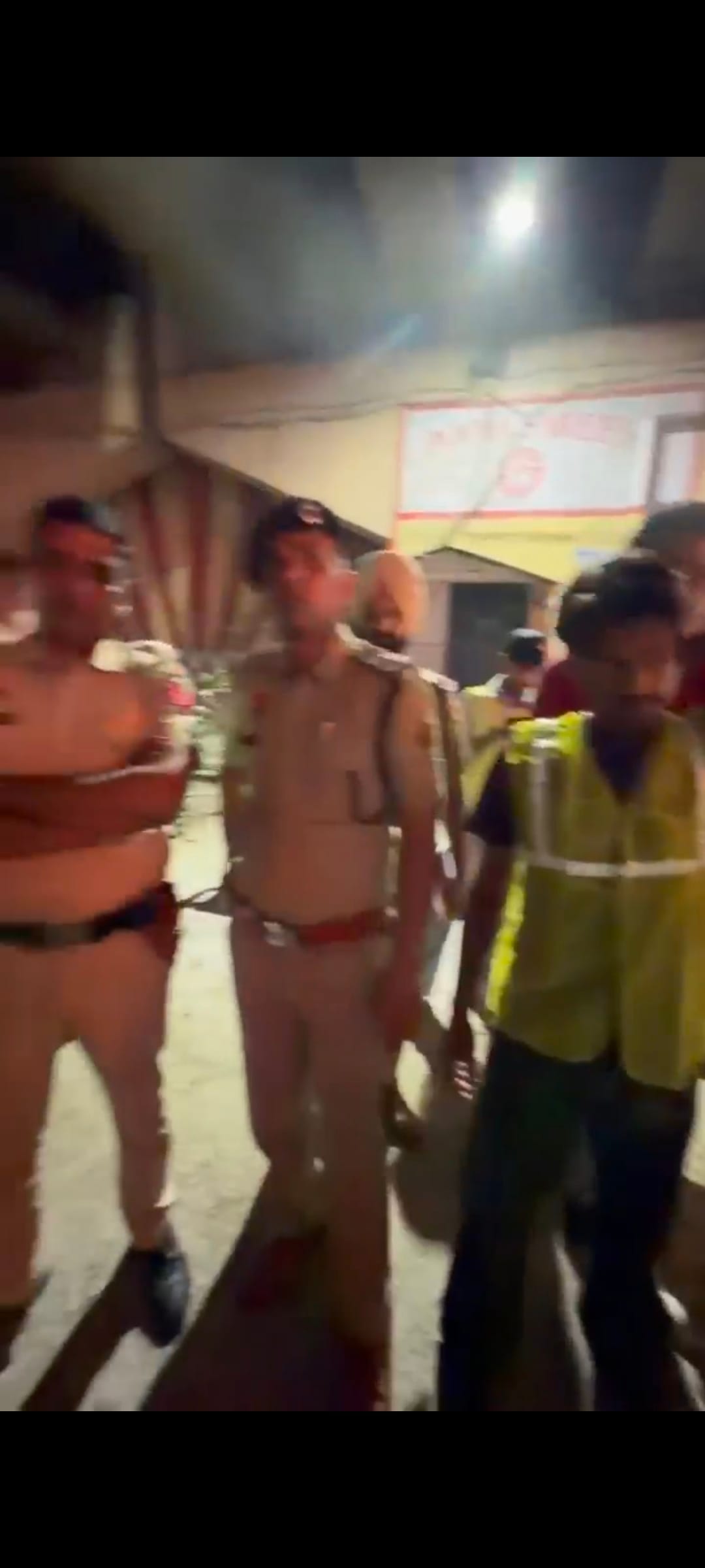 कालका चौक पर आजाद प्रत्याशी की जमीन पर पड़ी प्रचार सामग्री। वीडियो ग्रैब