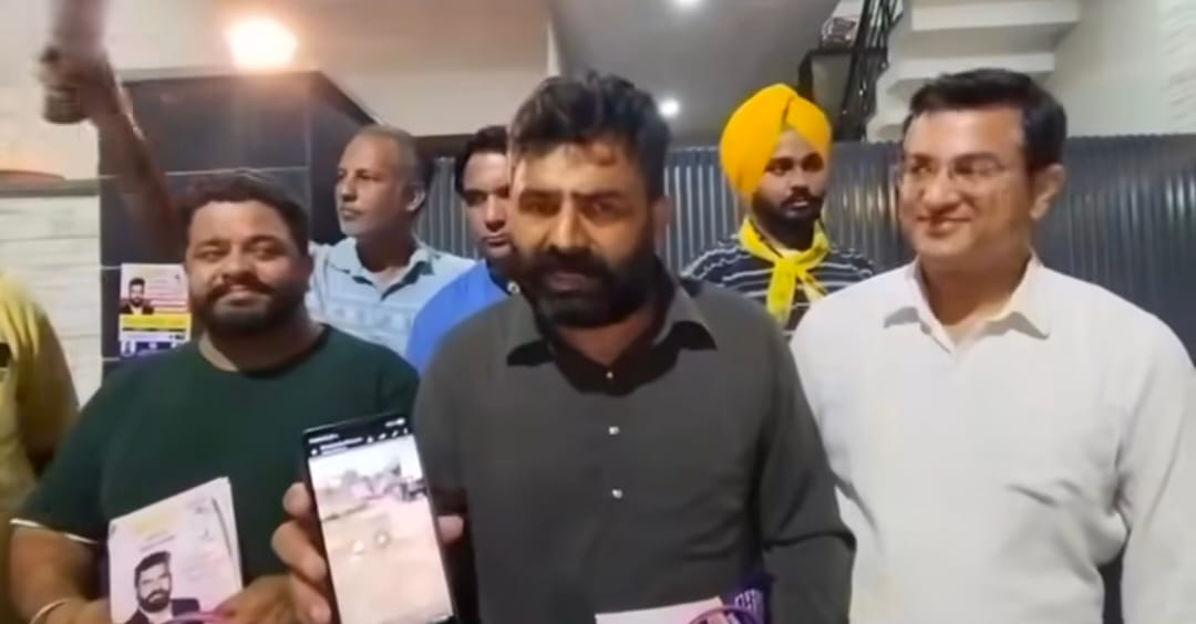कालका चौक पर आजाद प्रत्याशी की जमीन पर पड़ी प्रचार सामग्री। वीडियो ग्रैब