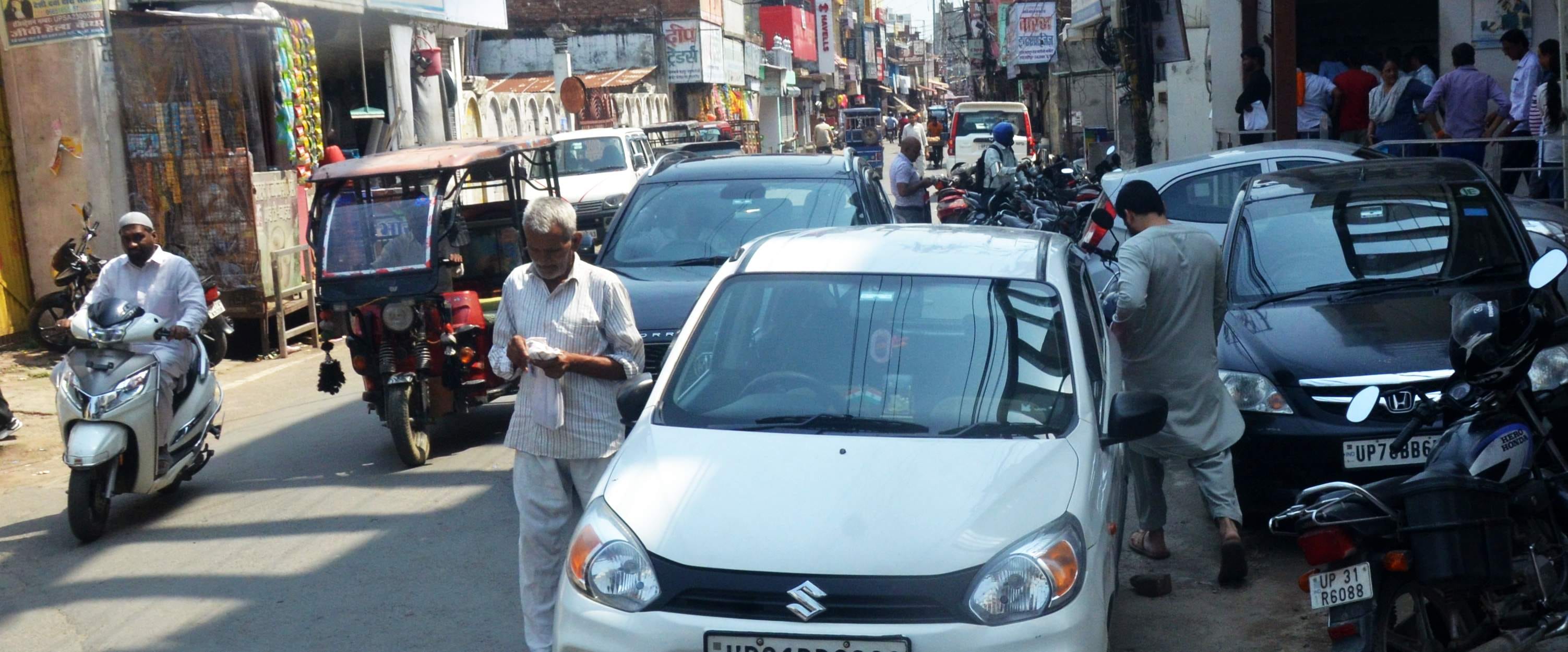 मोहल्ला मशीनरी मार्केट स्थित एक बैंक से सामने बेतरतीव खड़ी बाईकें। संवाद मोहल्ला मशीनरी मार्केट स्थित एक बैंक से सामने बेतरतीव खड़ी बाईकें। संवाद