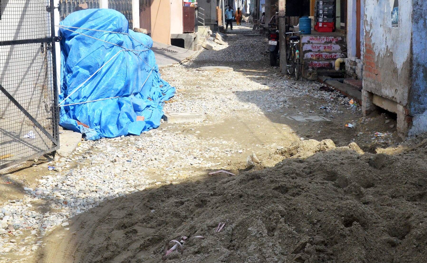मोहल्ला रंगीन चौपाल में उखड़ी पड़ी गली। संवाद मोहल्ला रंगीन चौपाल में उखड़ी पड़ी गली। संवाद