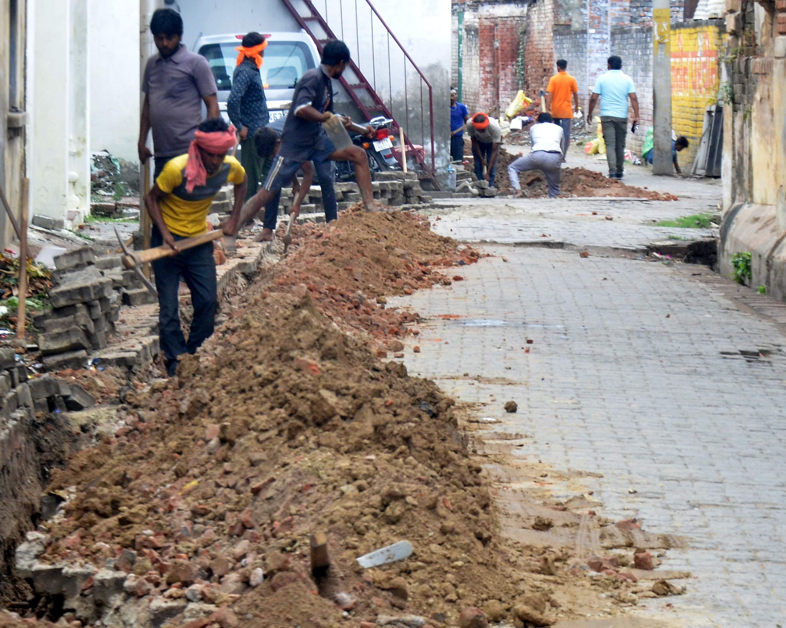 मोहल्ला रंगीन चौपाल में उखड़ी पड़ी गली। संवाद मोहल्ला रंगीन चौपाल में उखड़ी पड़ी गली। संवाद