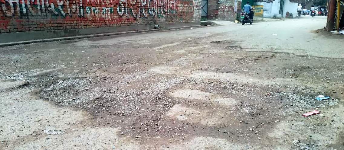 मोहल्ला रंगीन चौपाल में उखड़ी पड़ी गली। संवाद मोहल्ला रंगीन चौपाल में उखड़ी पड़ी गली। संवाद