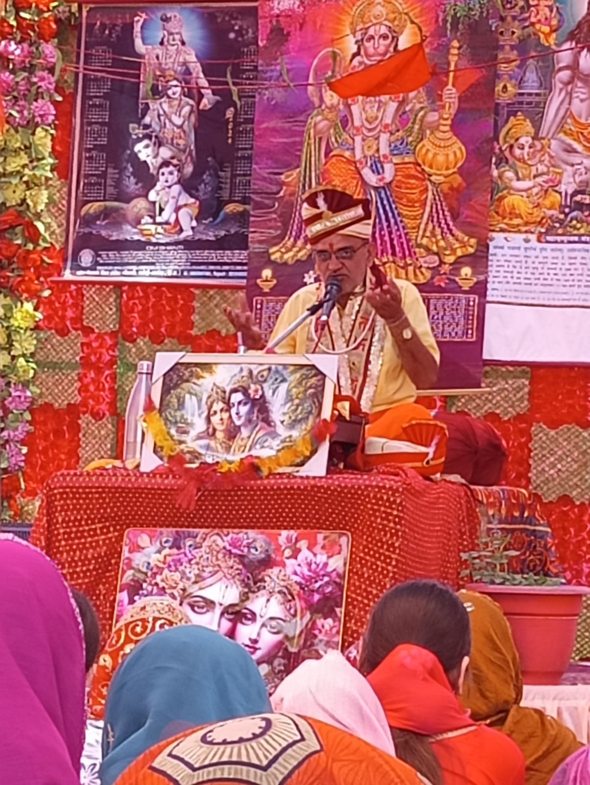 मांजरा गांव में आयोजित श्रीमद्भागवत कथा में उपस्थित श्रद्धालु एवं अन्य। संवाद