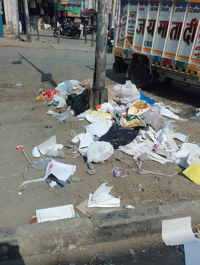 नगर निगम कार्यालय के बाहर धरने पर बैठे हड़ताली कर्मचारी। संवाद