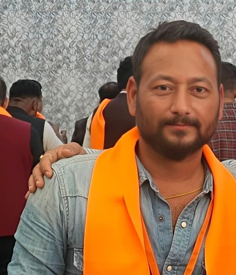 निरमंड में सड़कों पर खड़े वाहन, जिनसे लगता है जाम। संवाद