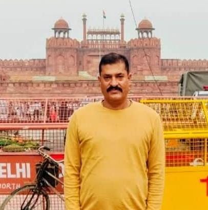 निरमंड में सड़कों पर खड़े वाहन, जिनसे लगता है जाम। संवाद