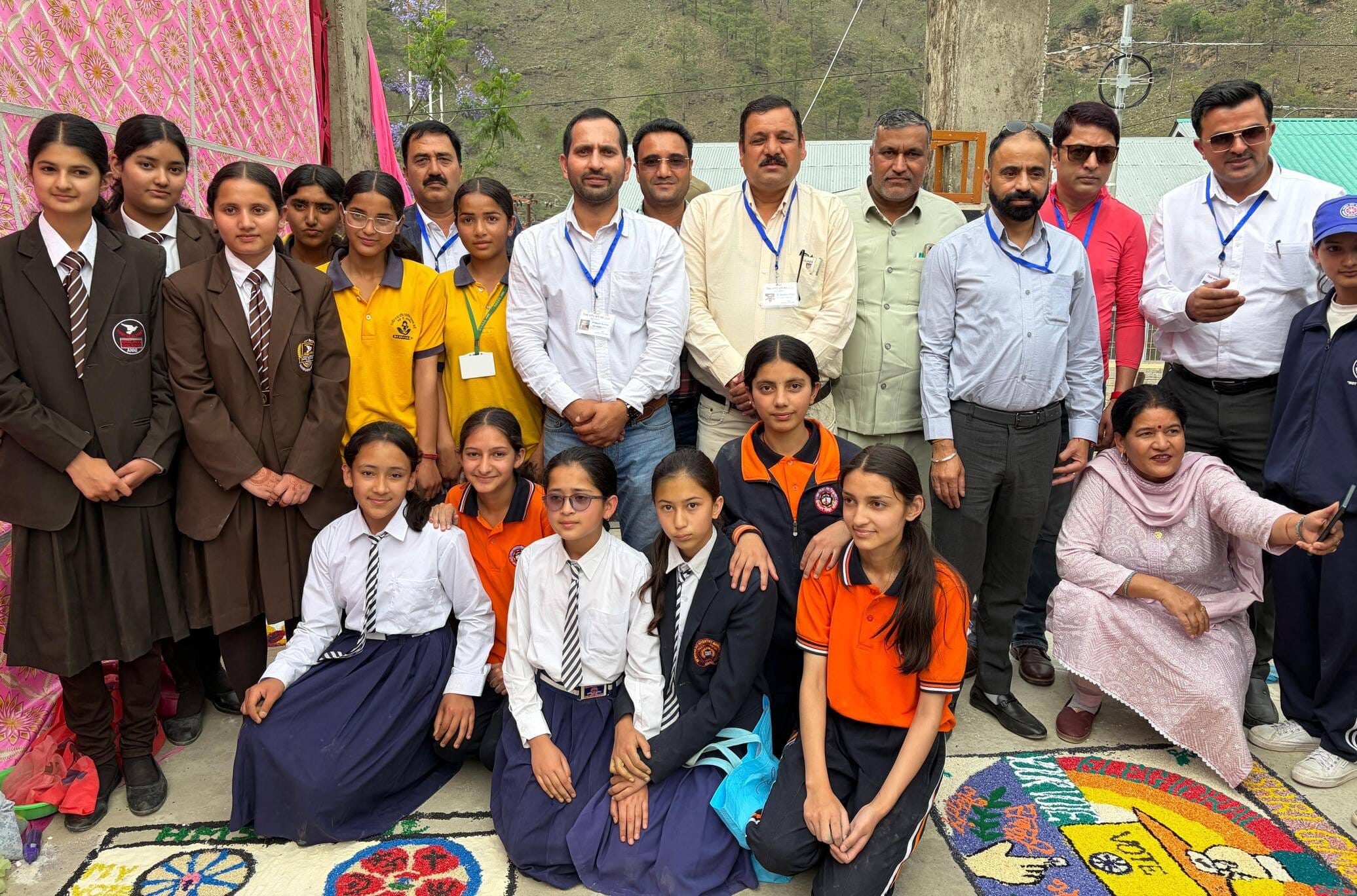 पीएम श्री स्कूल आनी की छात्राओं ने मतदान जागरूकता को लेकर बनाई रंगोली। स्रोत : स्कूल प्रबंधन पीएम श्री स्कूल आनी की छात्राओं ने मतदान जागरूकता को लेकर बनाई रंगोली। स्रोत : स्कूल प्रबंधन