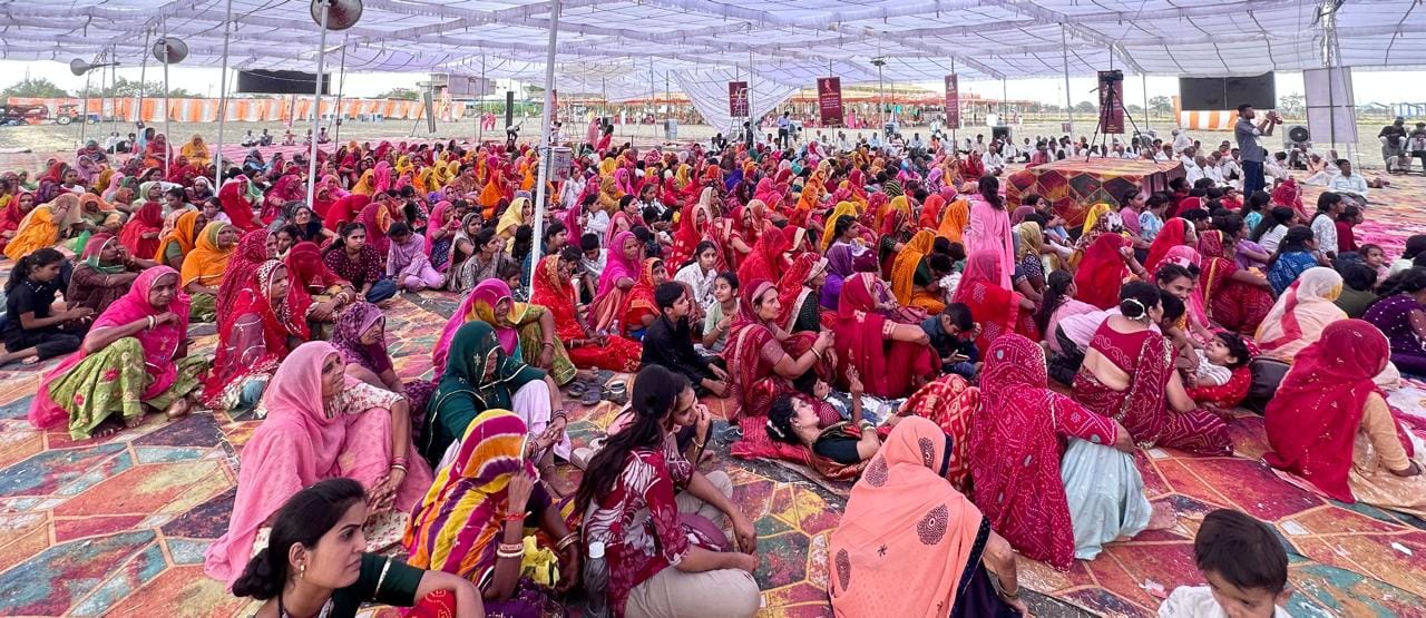 प्रवचन करती स्वामी हर्षानंद गिरी प्रवचन करती स्वामी हर्षानंद गिरी