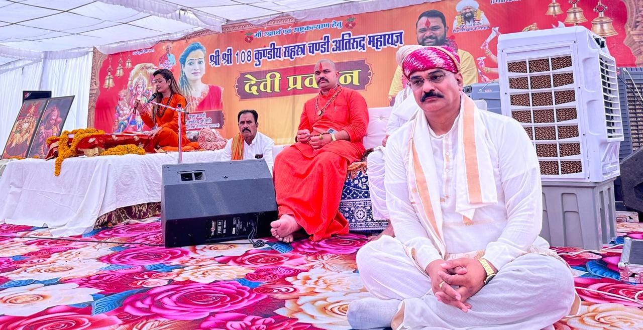 प्रवचन करती स्वामी हर्षानंद गिरी प्रवचन करती स्वामी हर्षानंद गिरी