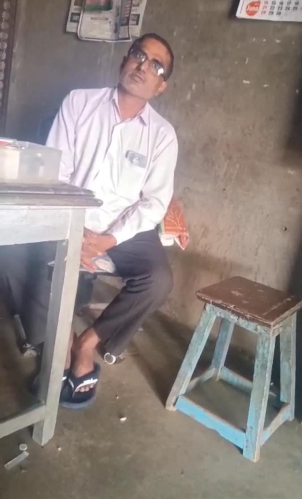पटेहरा कला में मरीज देखता झोलाछाप, संवाद पटेहरा कला में मरीज देखता झोलाछाप, संवाद
