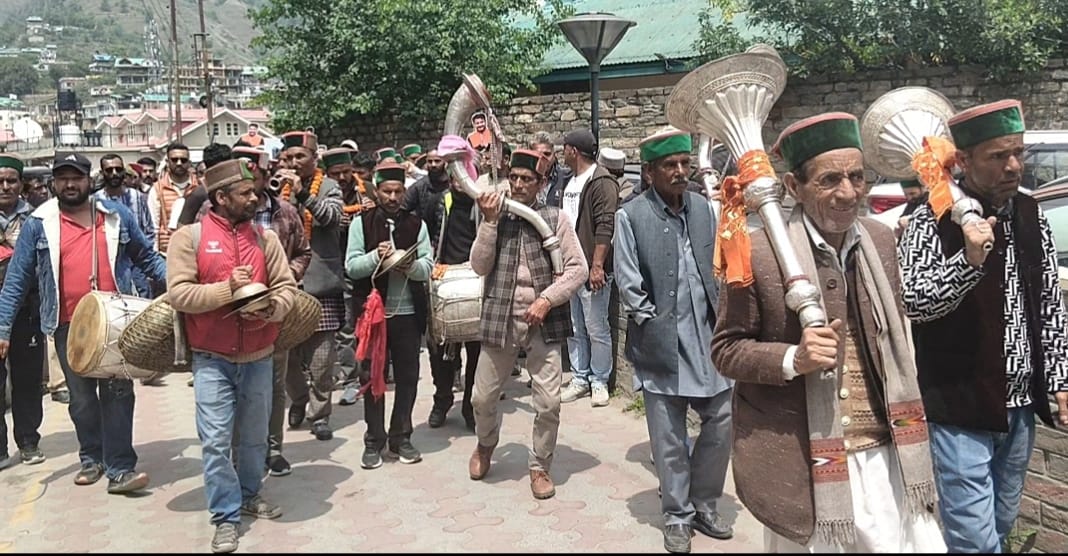 रोहड़ू में पारंपरिक वाद्य यंत्रों के साथ नामांकन भरने जाते प्रत्याशी। संवाद रोहड़ू में पारंपरिक वाद्य यंत्रों के साथ नामांकन भरने जाते प्रत्याशी। संवाद