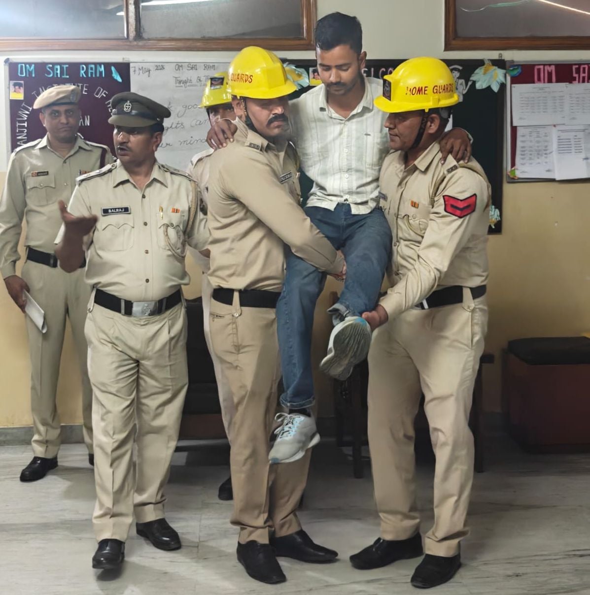 साई संजीवनी अस्पताल सोलन में आयोजित फायर सेफ्टी मॉक ड्रिल के दौरान बचाव की जानकारी देते अग्निश