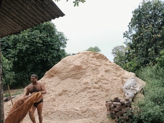 सरसवां ब्लॉक के महेवाघाट क्षेत्र में बारिश के दौरान सड़क पर बहता पानी। संवाद सरसवां ब्लॉक के महेवाघाट क्षेत्र में बारिश के दौरान सड़क पर बहता पानी। संवाद