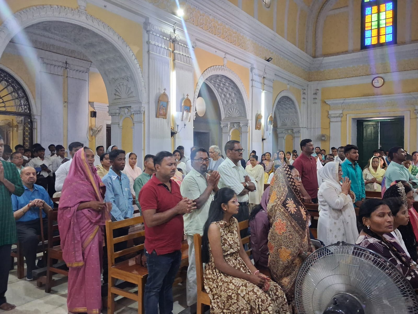 सरधना। ऐतिहासिक रोमन कैथोलिक चर्च में माता मरियम के पर्व पर पदयात्रा के बाद प्रार्थना कराते धर्