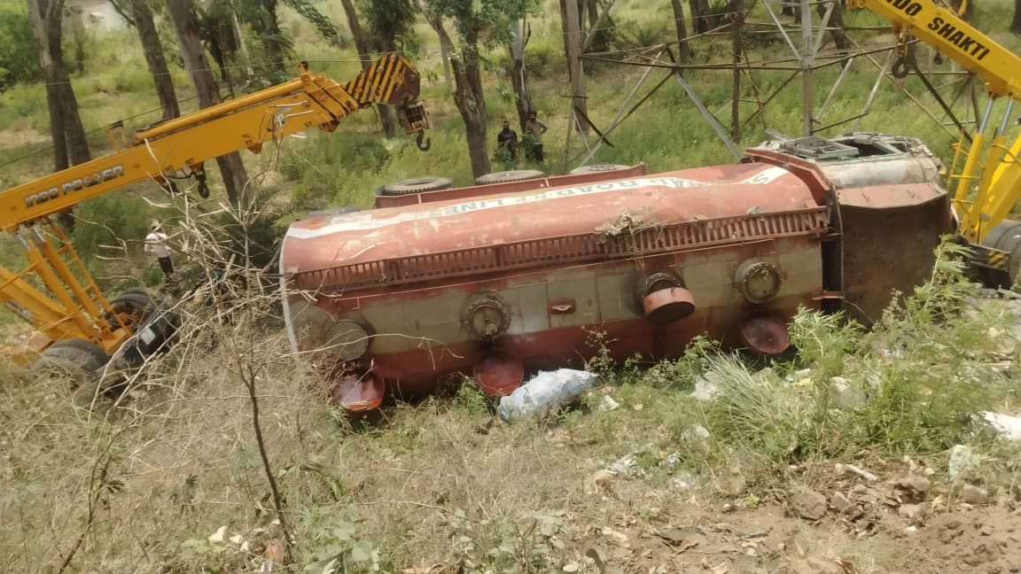 सड़क से नीचे खाई में पड़ा हुआ तेल का टैंकर। संवाद