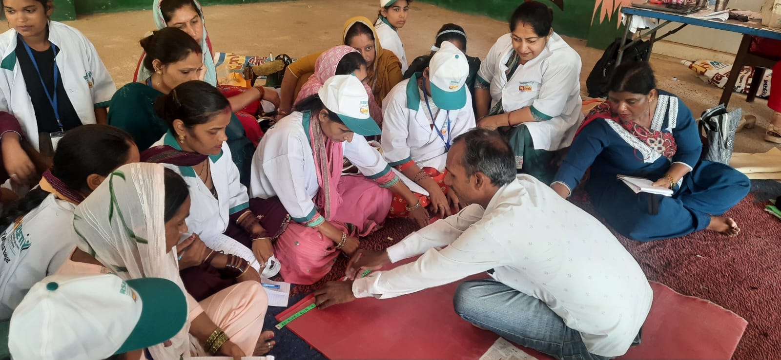 स्वरोजगार के प्रशिक्षण लेतीं समूह की महिलाएं। स्वयं