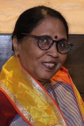 शाहजहांपुर में स्टॉल पर रखे भगवान के वस्त्र। संवाद शाहजहांपुर में स्टॉल पर रखे भगवान के वस्त्र। संवाद