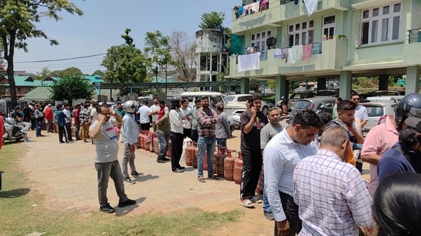 धर्मशाला के पुलिस लाइन में गैस सिलिंडर लेने के लिए लगी लोगों की लाइन। अमर उजाला