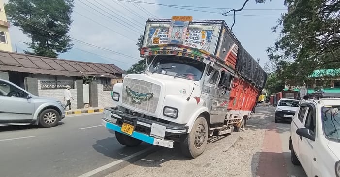 धर्मशाला-पालमपुर रोड़ पर बड़ोल में ट्रक खराब होने से लगा जाम। जागरूक पाठक धर्मशाला-पालमपुर रोड़ पर बड़ोल में ट्रक खराब होने से लगा जाम। जागरूक पाठक