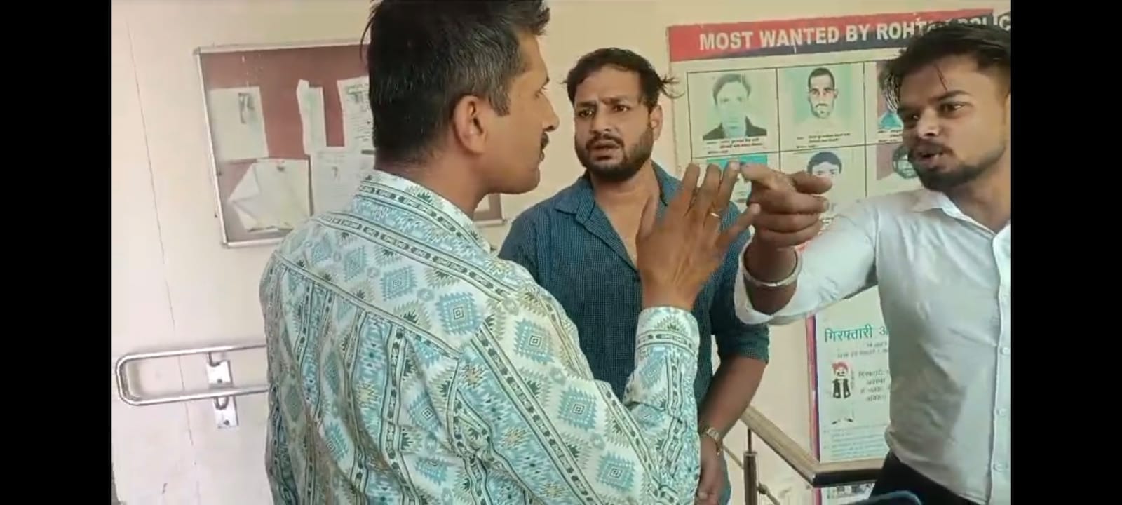 59-वायरल वीडियो में गिरते हवलदार। स्रोत : वीडियोग्रैब
