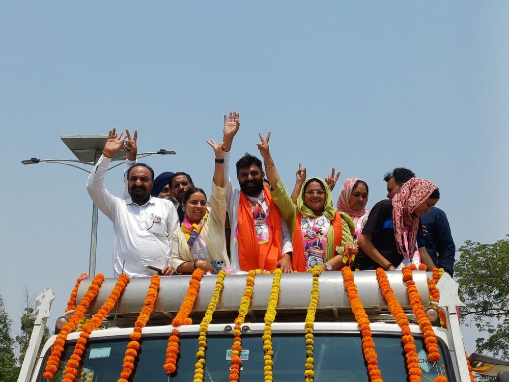 अंबाला शहर में नगर निगम चुनाव के दौरान रोड शो निकालते कांग्रेसी। संवाद अंबाला शहर में नगर निगम चुनाव के दौरान रोड शो निकालते कांग्रेसी। संवाद