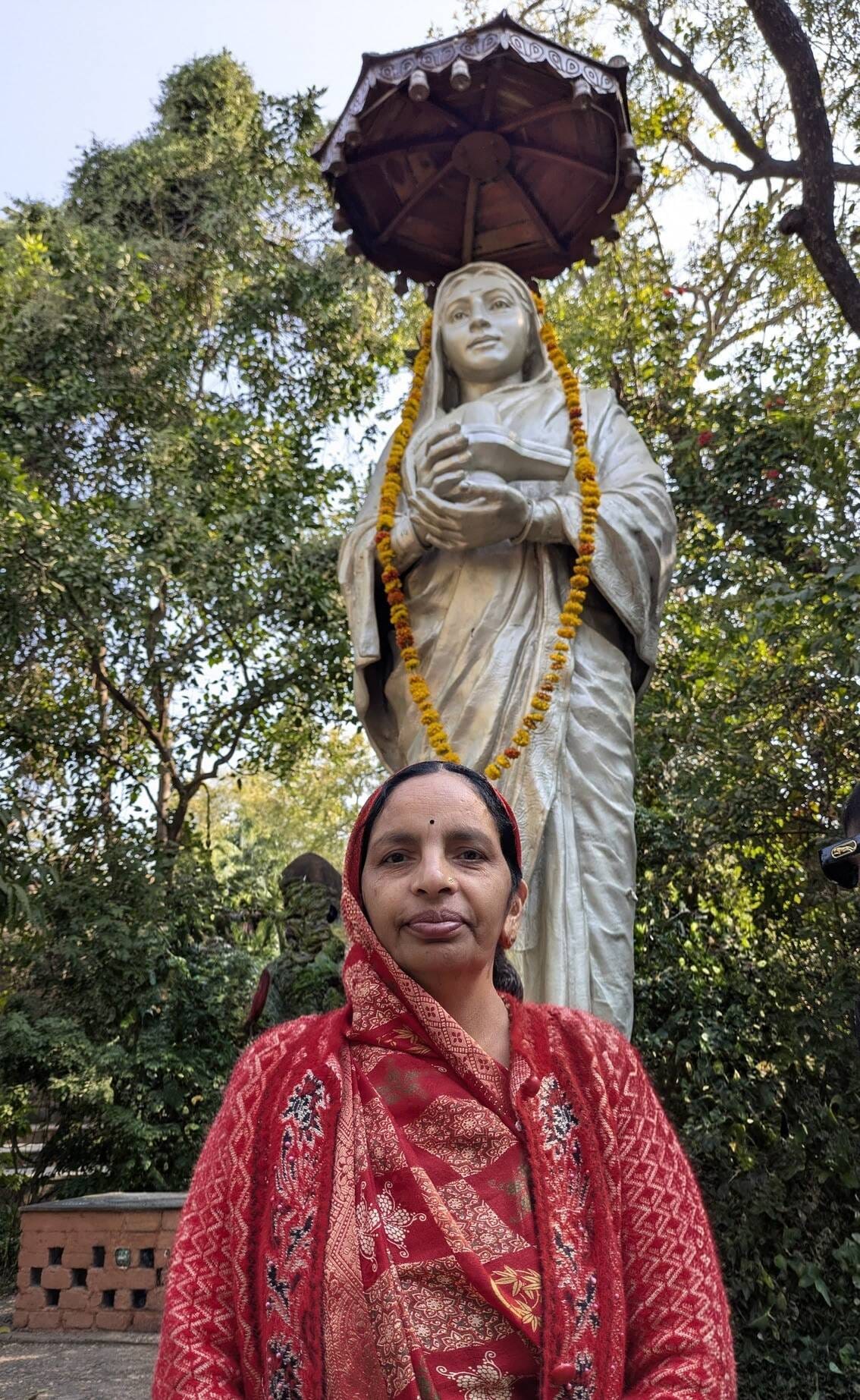 बच्चों के साथ सकुबाई।