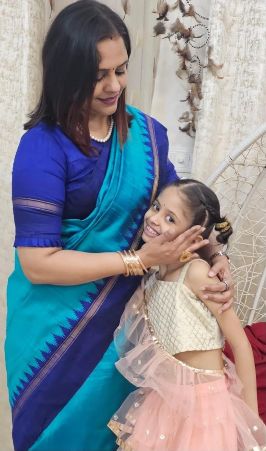 बेटी को दुलरातीं अपर आयुक्त मीनू राणा, बेटी के साथ जिला विधिक सेवा प्राधिकरण की सचिव अंकिता स बेटी को दुलरातीं अपर आयुक्त मीनू राणा, बेटी के साथ जिला विधिक सेवा प्राधिकरण की सचिव अंकिता स