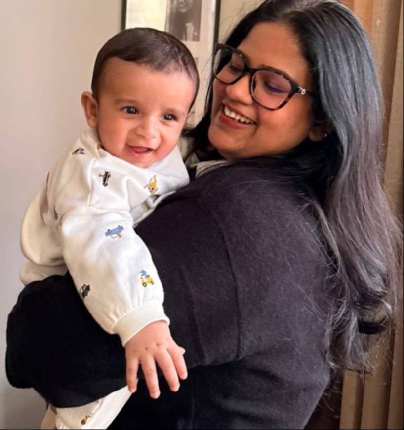 बेटी को दुलरातीं अपर आयुक्त मीनू राणा, बेटी के साथ जिला विधिक सेवा प्राधिकरण की सचिव अंकिता स बेटी को दुलरातीं अपर आयुक्त मीनू राणा, बेटी के साथ जिला विधिक सेवा प्राधिकरण की सचिव अंकिता स