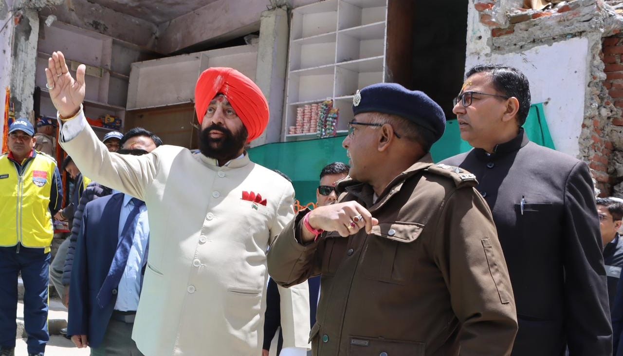 बदरीनाथ के सिंह द्वार पर बदरीविशाल के जयकारे लगाते राज्यपाल व अन्य। स्रोत पुलिस