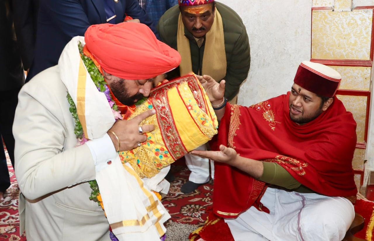 बदरीनाथ के सिंह द्वार पर बदरीविशाल के जयकारे लगाते राज्यपाल व अन्य। स्रोत पुलिस