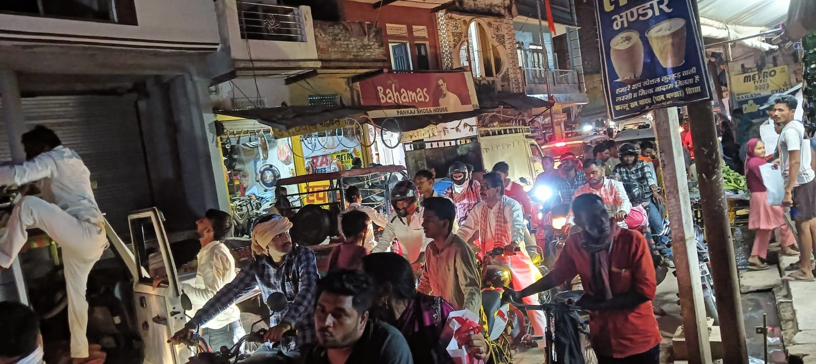 फूलपुर कोतवाली के सामने सड़क पर लगा जाम। फूलपुर कोतवाली के सामने सड़क पर लगा जाम।