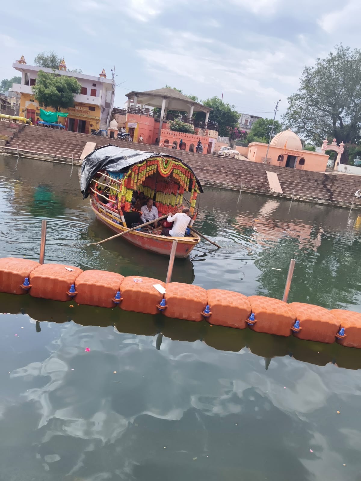 फोटो-08 सीकेटीपी 15-बिना लाइफ जैकेट के नाव में सवार परिवार। संवाद