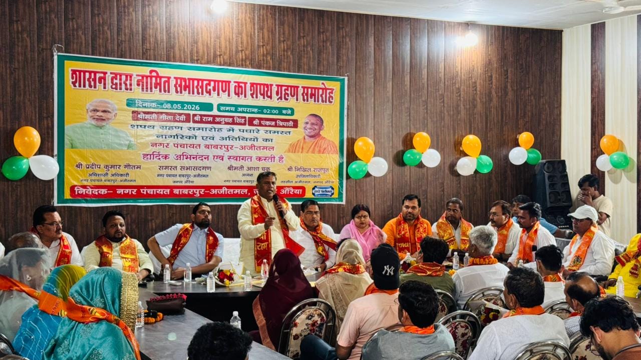 फोटो-18-सभासदों को शपथ दिलाते एसडीएम।संवाद फोटो-18-सभासदों को शपथ दिलाते एसडीएम।संवाद