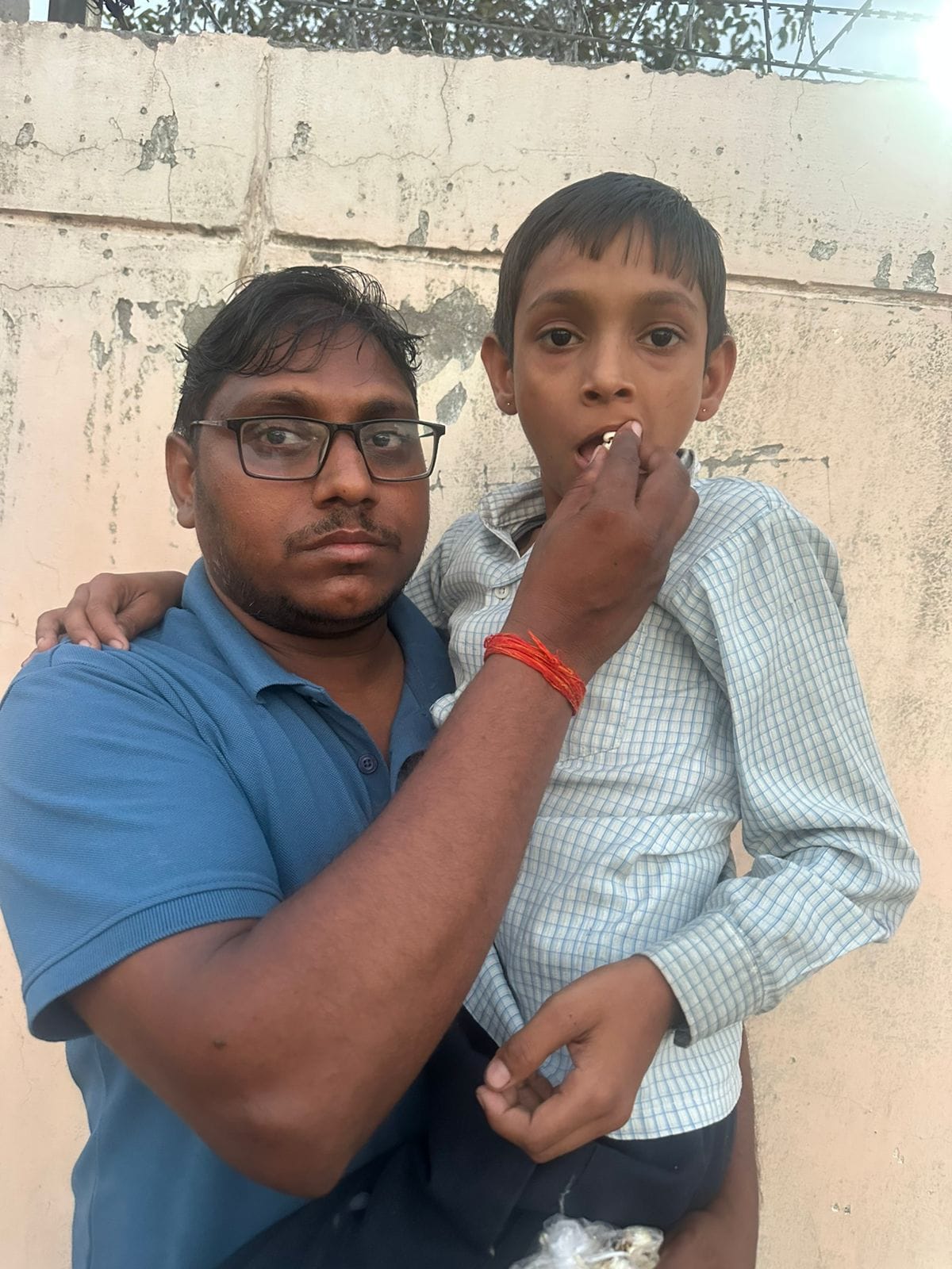 फोटो - 20 पीड़ित के घर के बाहर तैनात पुलिस। संवाद फोटो - 20 पीड़ित के घर के बाहर तैनात पुलिस। संवाद