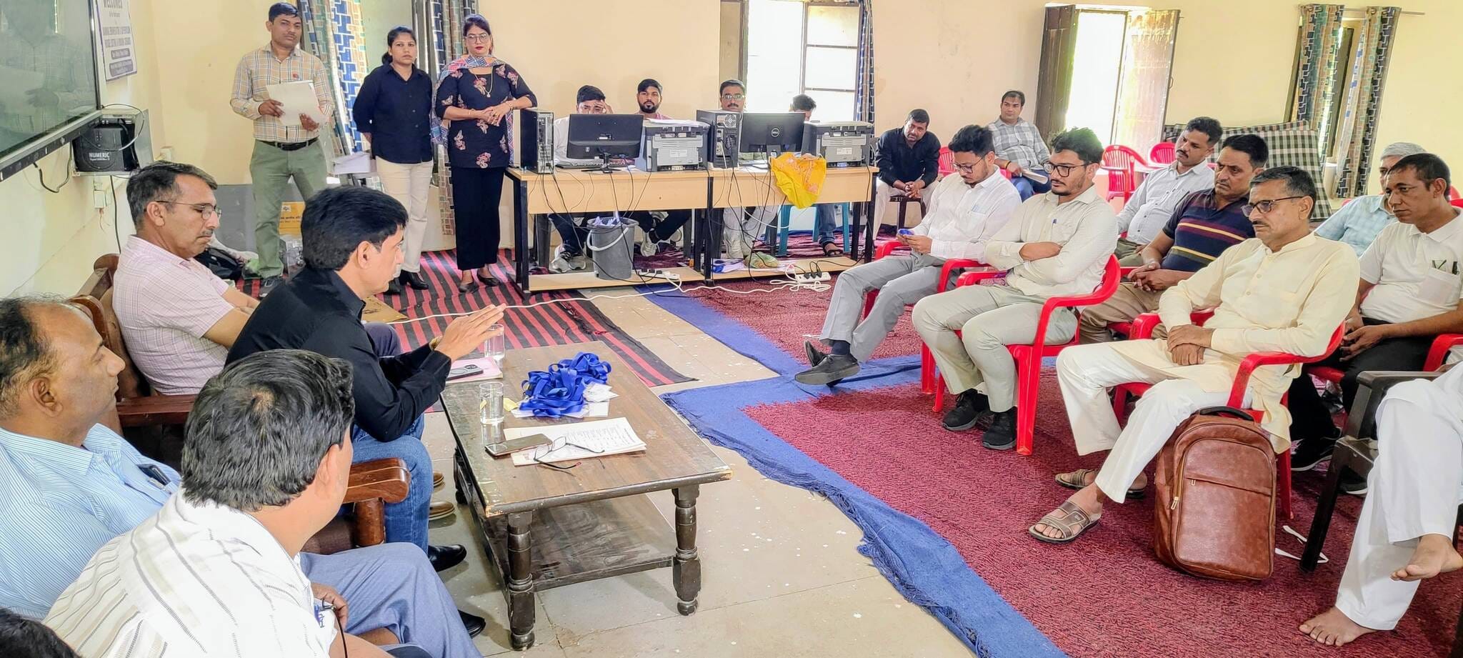 फोटो संख्या:54- कनीना के वार्ड नंबर 14 के उपचुनाव के लिए चुनावी सामग्री के साथ रवाना होती पोलि फोटो संख्या:54- कनीना के वार्ड नंबर 14 के उपचुनाव के लिए चुनावी सामग्री के साथ रवाना होती पोलि