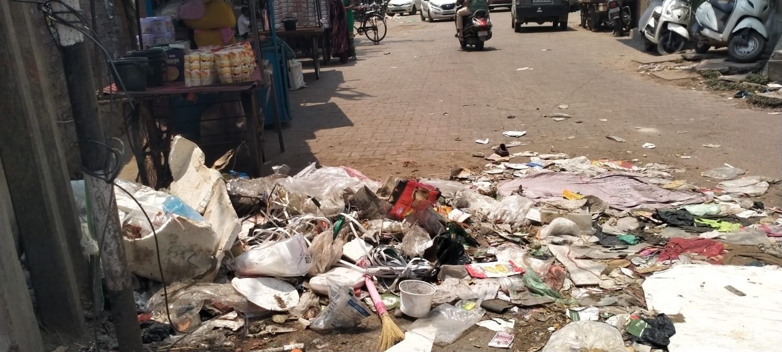 फोटो संख्या:72- सिनेमा रोड पर डंपिंग प्वाइंट से कूडा उठाते ठेकेदार के कर्मचारी--संवाद फोटो संख्या:72- सिनेमा रोड पर डंपिंग प्वाइंट से कूडा उठाते ठेकेदार के कर्मचारी--संवाद