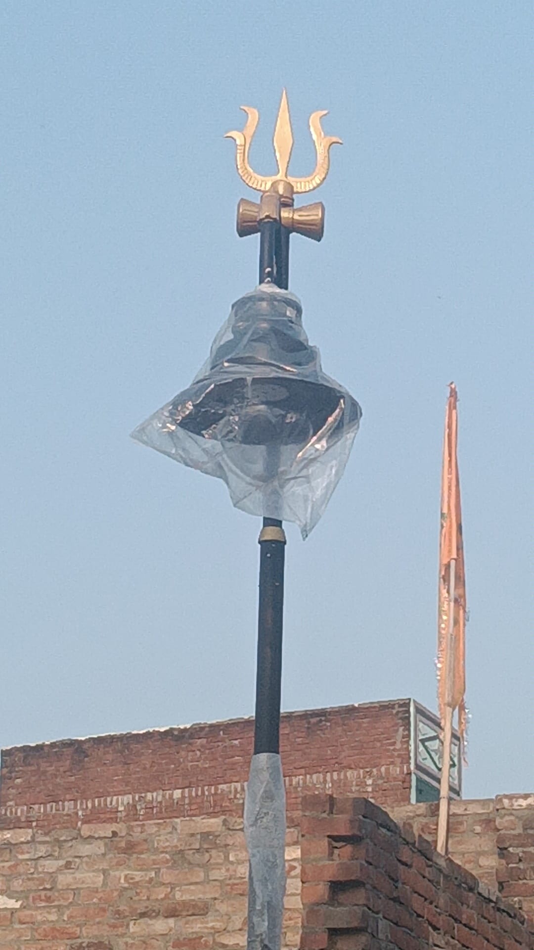 गोला में शिव मंदिर कॉरिडोर के मुख्य पाथवे का हो रहा निर्माण। संवाद गोला में शिव मंदिर कॉरिडोर के मुख्य पाथवे का हो रहा निर्माण। संवाद